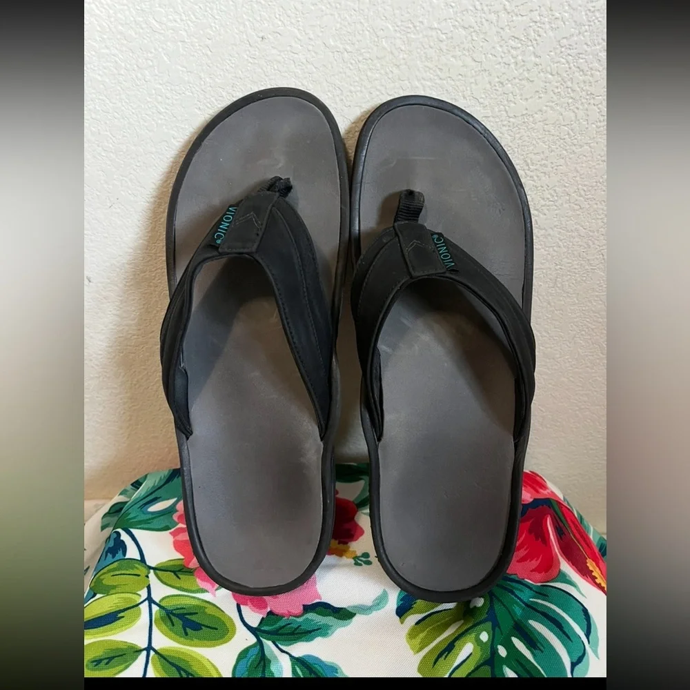 Vionic men’s leather flip flops. Size 11